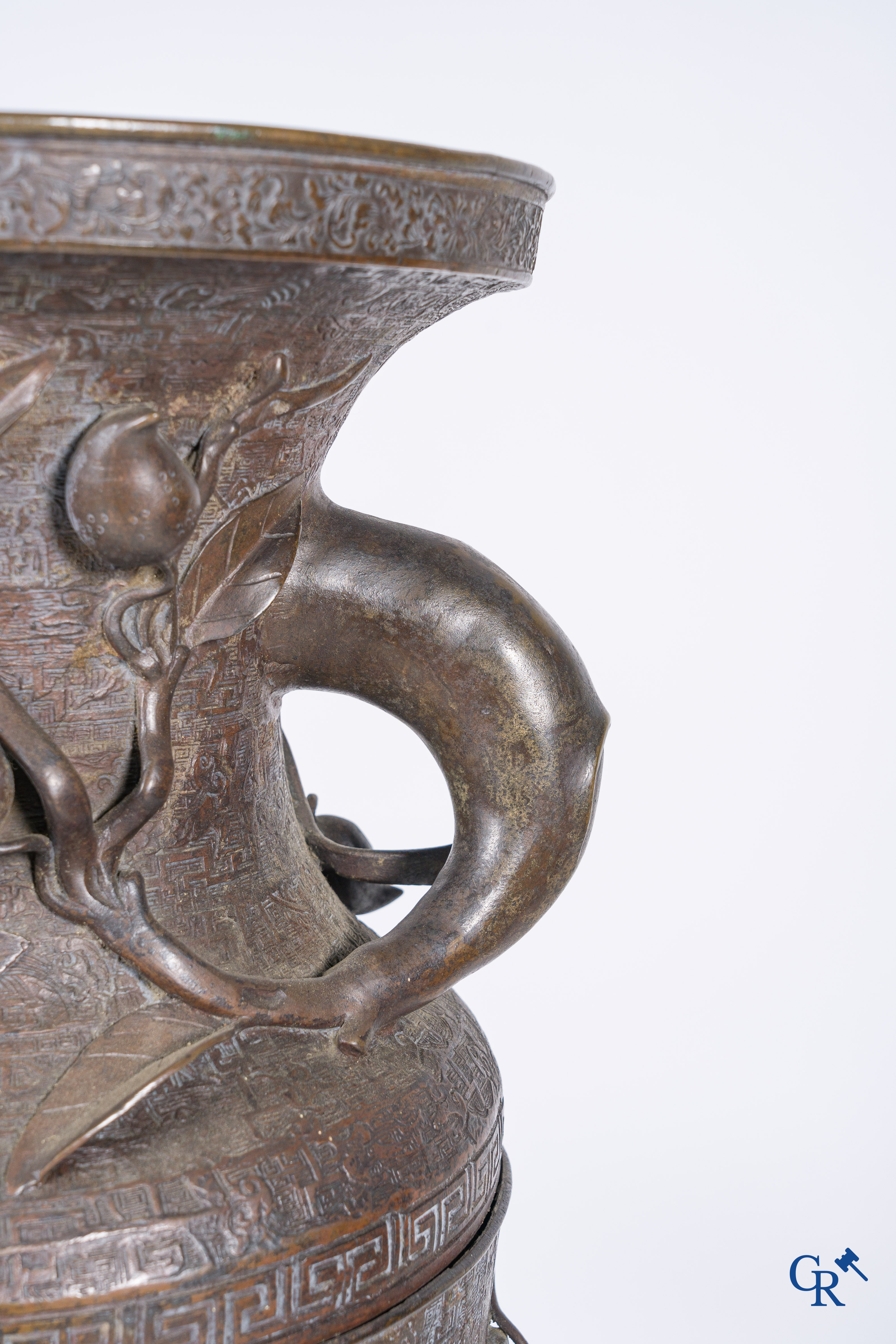 Aziatica, een imposante bronzen Chinese vaas op een sokkel in Chinees hardhout.