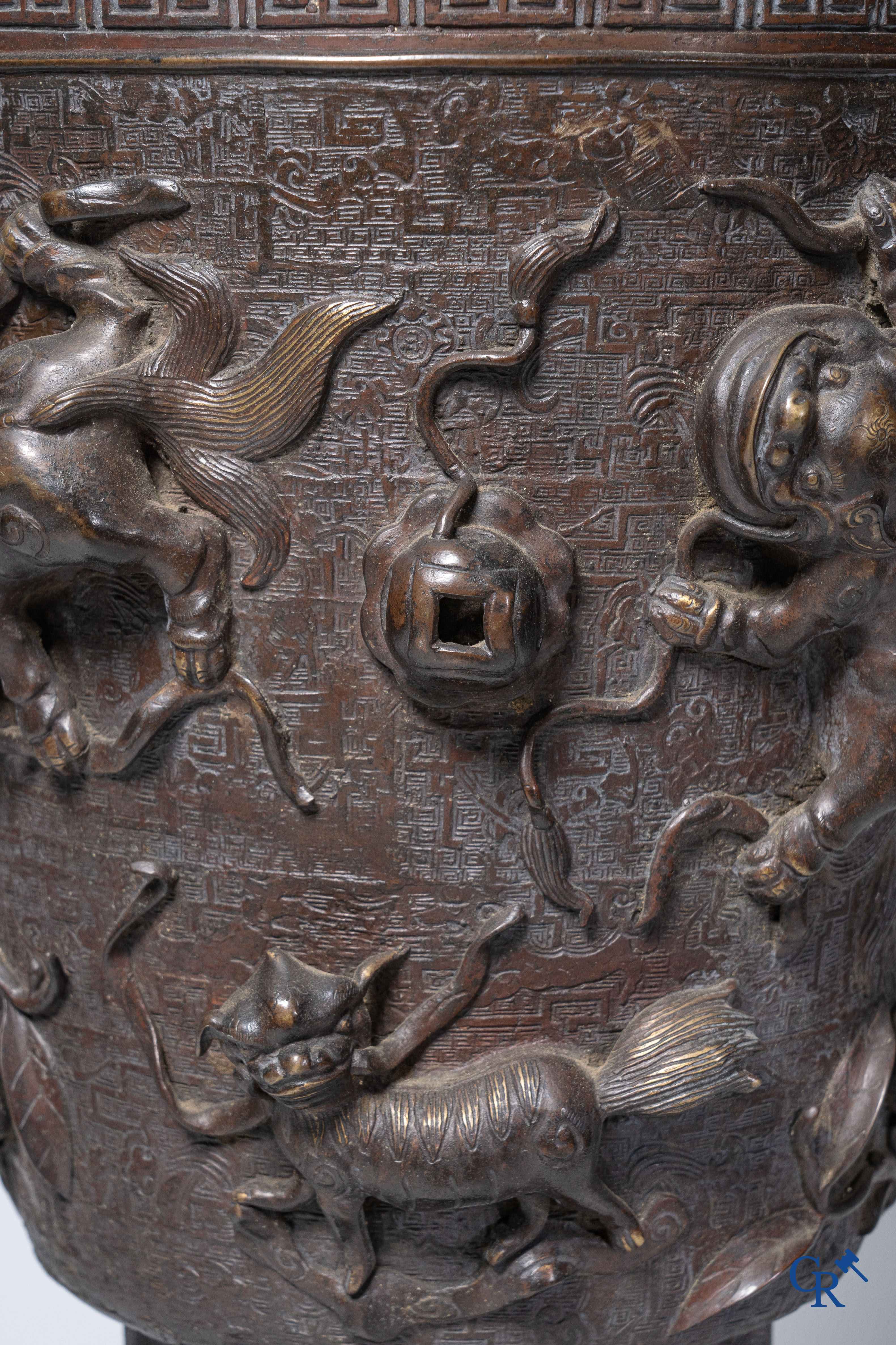 Aziatica, een imposante bronzen Chinese vaas op een sokkel in Chinees hardhout.