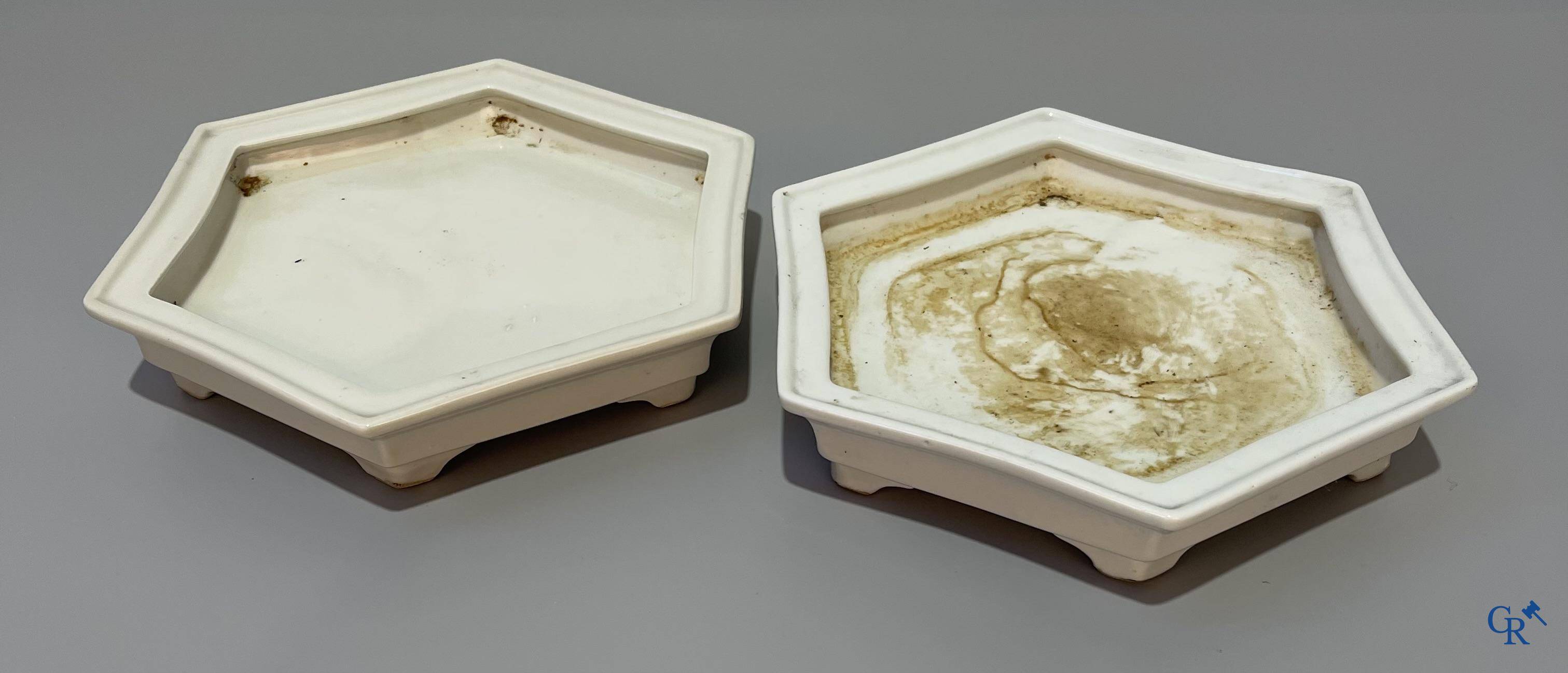 Asian Art, Chinese porcelain, a pair of hexagonal Chinese famille rose jardinieres. 19th century.