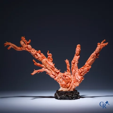 Aziatica, Een Chinese groep in fijn gesculpteerd bloedkoraal met hofdames, draken en kinderen. 19e eeuw.