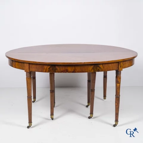 8-potige mahoniehouten uitschuifbare eetkamertafel met 5 verlengstukken. 1ste helft 19e eeuw.