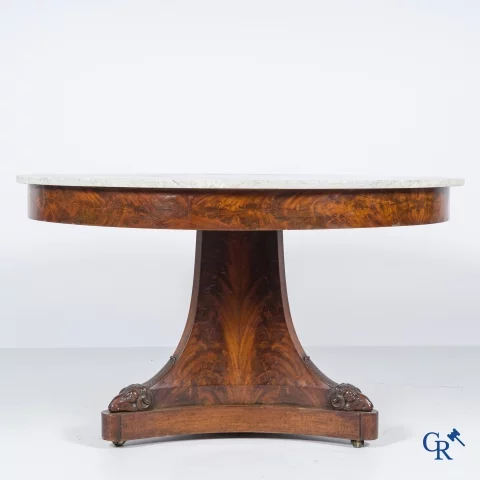 Grote ronde drie-potige tafel met ramskoppen in mahonie hout en wit marmer blad. Empire periode. 1ste kwart 19e eeuw.