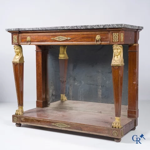 Empire tijdperk, een console in mahonie met vergulde Egyptische bustes. Gemerkt Jacob. Circa 1810.